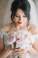 Obraz premium beautiful portrait of young bride with flowers in the morning