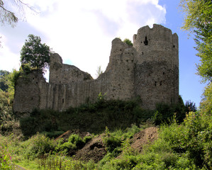 Fototapeta premium Gesamtansicht der Burgruine Ehrenstein an der Wied, Gemeinde Asbach