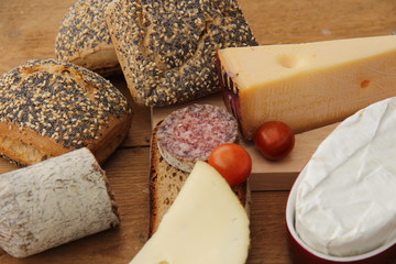 Käsebrot mi Cocktailtomaten auf Holzbrett