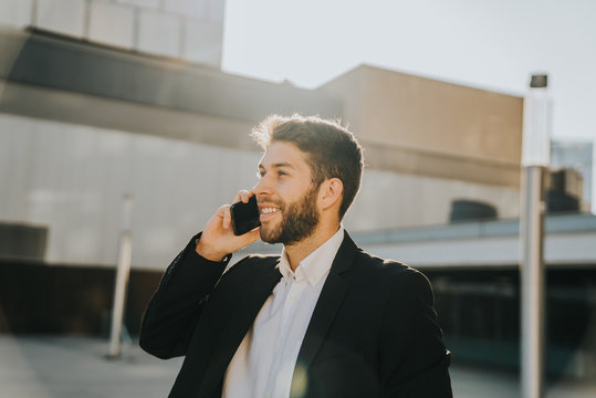 Hombre de negocios hablando por tel&eacute;fono