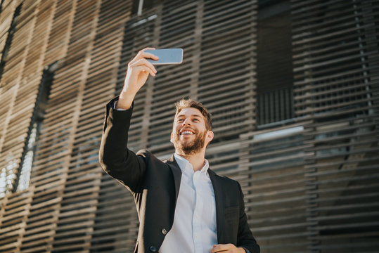 Empresario haci&eacute;ndose una selfie