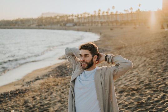 Hombre en la playa paseando