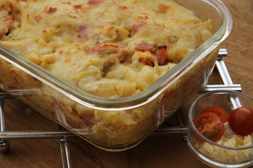 Schmackhafter  Nudelauflauf mit Tomaten