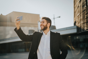 Empresario haciéndose una selfie