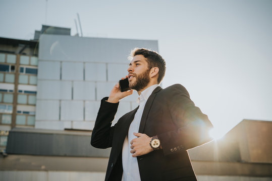 Empresario hablando por tel&eacute;fono