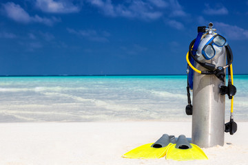 Taucherausrüstung am tropischen Strand