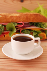 おいしそうなサンドイッチとコーヒー
