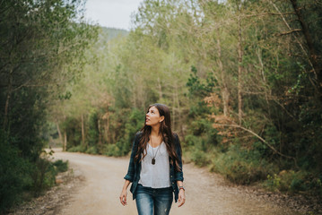 Chica caminado por el bosque sola