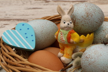 Easter, Osternest mit fröhlichem Hasen und Eiern