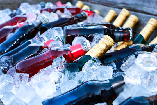 Cola und Bier Flaschen im Eis