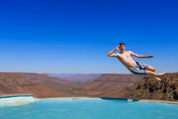 Deurstickers Jonge man die in het zwembad springt, Grootberg Lodge, Grootberg, Kunene Region © mophoto