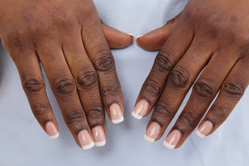 french manucure sur mains femme africaine