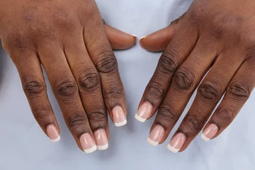 Papier Peint photo ManIcure french manucure sur mains femme africaine