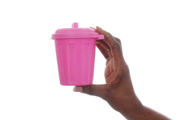 femme noire tenant mini poubelle réduction des déchets