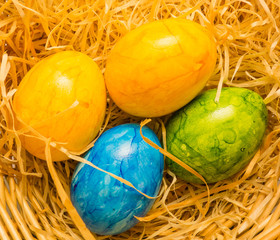 Bunte Ostereier auf Stroh