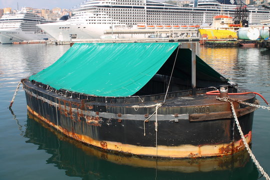 Chiatta della spazzatura all'interno del porto di Genova