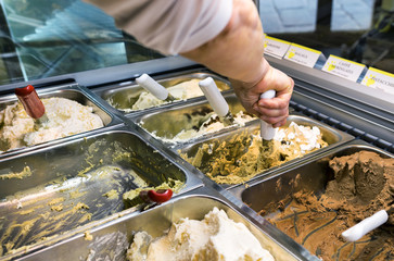 Obraz premium Serving fresh ice creams