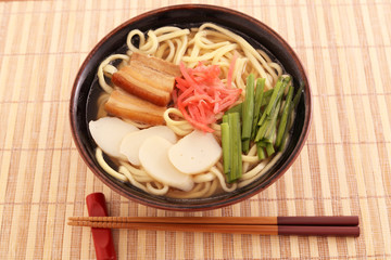 沖縄伝統の三枚肉そば
