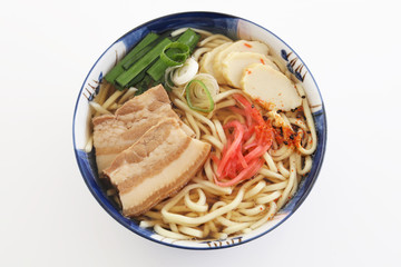 沖縄伝統の三枚肉そば
