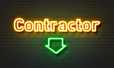 Obraz premium Contractor neon sign on brick wall background.