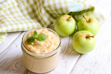 A bowl af apple sauce with cinnamon