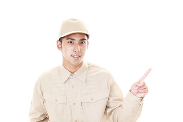 指示する笑顔の男性
