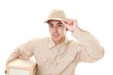 荷物を運ぶ笑顔の男性
