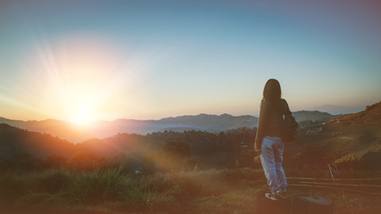 Obraz premium Tourists photograph the sunrise in the morning on the mountain