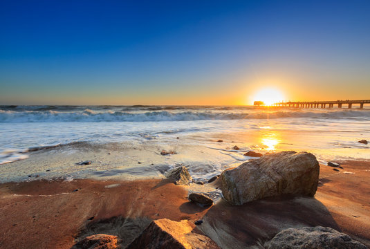 Strand bei der ehemaligem Landungsbr&uuml;cke "Jetty" bei Sonnenuntergang, Swakopmund, S&uuml;datlantik, Erongo Region