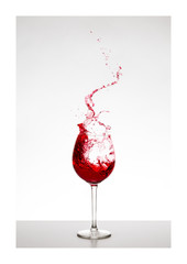 roter Wein / Rotwein im Glas mit Spritzern - Liquid Art, Weinsplash