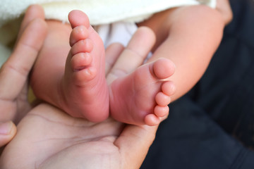  Baby Foot in hand mom