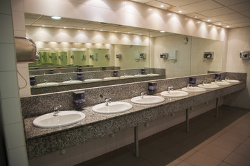 Interior de cuarto de baño con espejos