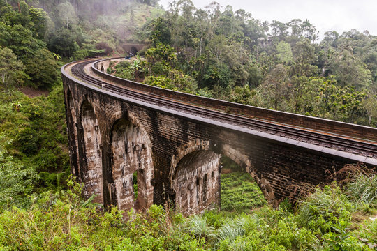  Nine Arches Bridge Demodara in Ella, Sri Lanka.