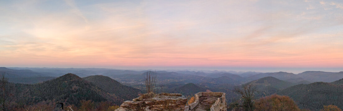 Blick von der Wegelnburg bei Sonnenuntergang