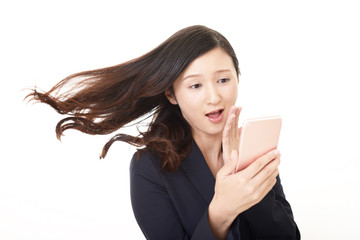 スマートフォンを持つ女性