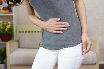 腹痛を訴える女性