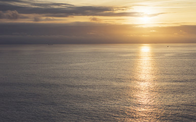 Obraz premium Clouds sky and sunlight sunset on horizon ocean. background seascape dramatic atmosphere rays sunrise. Relax view waves water sea, mockup nature evening concept perspective sunrise