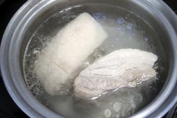 豚三枚肉の下ゆで