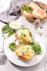 muffin with salmon and poached egg