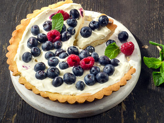 Tart with berries