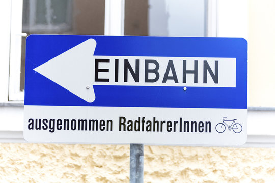 Einbahnstra&szlig;e, Verkehrsschild mit Zusatz