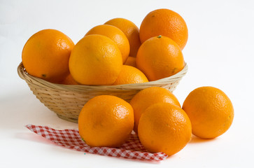 Oranges dans une corbeille sur fond blanc