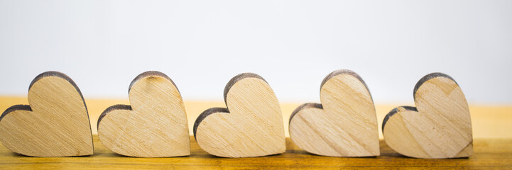 Holzherzen in einer Reihe