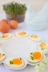 Gekochte Eier für Oster- Frühstück