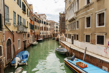 Fototapeta na wymiar Small Canal in Venice