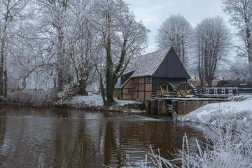 Fototapeta na wymiar Mühle im Schnee