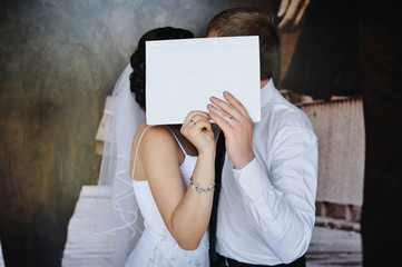 Naklejka premium Loving couple with white sheet of paper