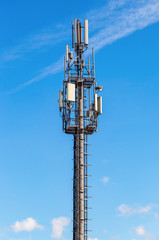 Obraz premium Telecommunication tower for mobile phone with antennas over a blue sky. Distribution function of contract mobile phones