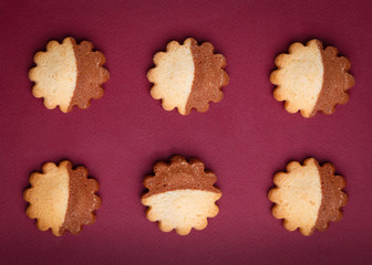 6 cookies in the shape of stars lie on the maroon background