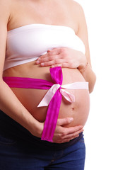 Bauch in der Schwangerschaft mit Schleife